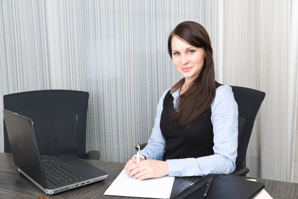 年轻漂亮微笑的商业女性图片下载