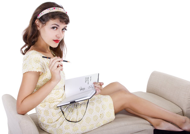 年轻女性写日记图片下载