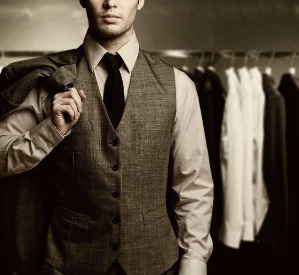 在商店里穿着经典背心的商人图片下载