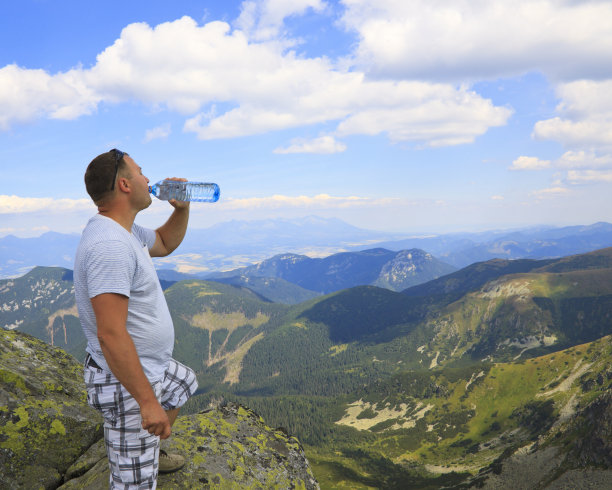 徒步旅行的茶点。图片下载