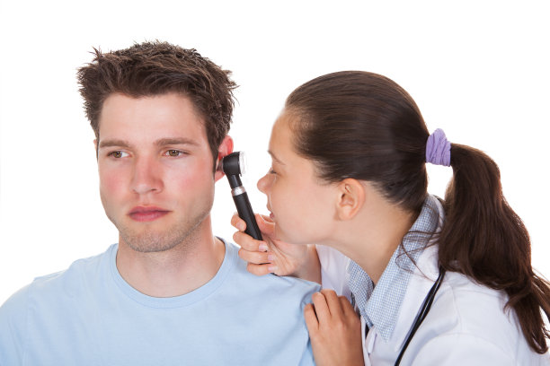 医生检查病人的耳朵图片下载