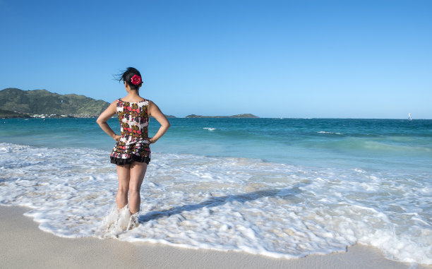 穿着花裙的女人站在海里图片下载