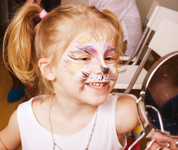 小女孩的生日派对正在进行中图片下载