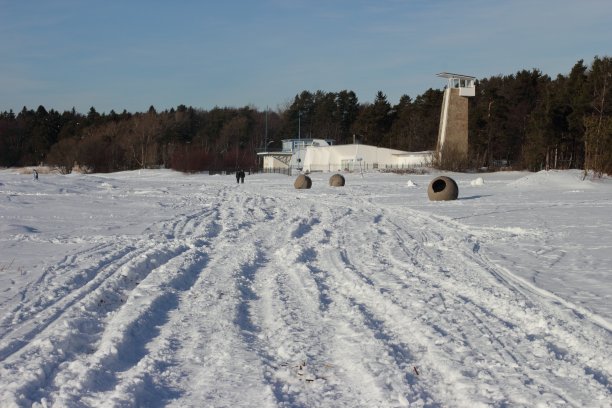 带塔的救援站图片下载