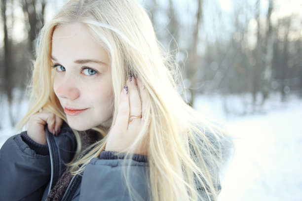 一个可爱的金发少年的冬季肖像图片下载