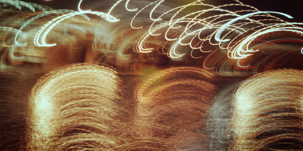 光曲线。抽象光迹照片。长时间曝光的照片。图片下载