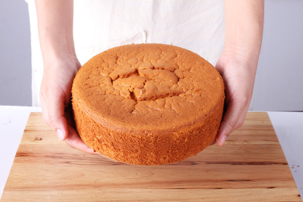 女士手握烤蛋糕图片下载