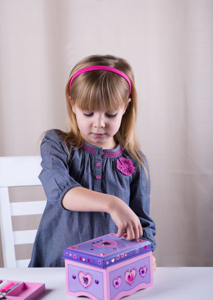 小女孩装饰盒子。图片下载