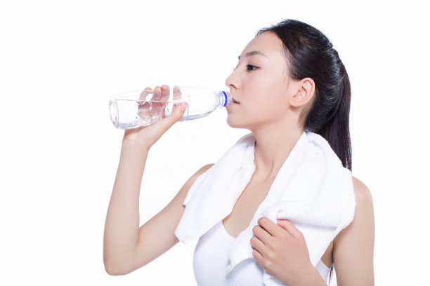 健康的亚洲女人，毛巾和水瓶图片下载