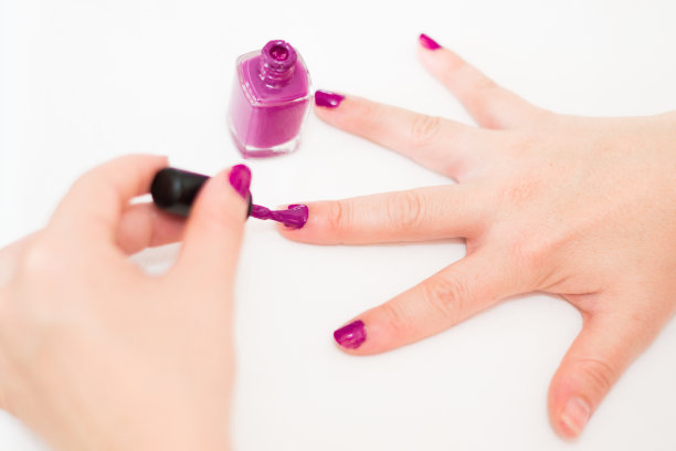 紫色指甲油涂在指甲上图片下载