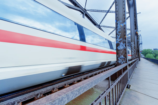 运动模糊的现代高速列车素材图片