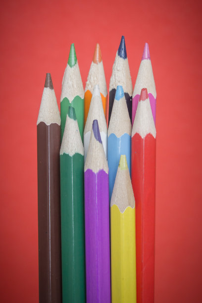 红色背景上的彩色铅笔图片下载