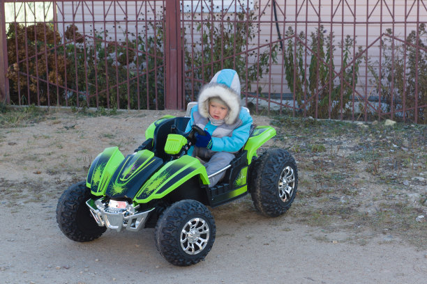 男孩和汽车图片下载