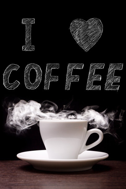 一杯有蒸汽的咖啡和铅笔画的文字。图片下载