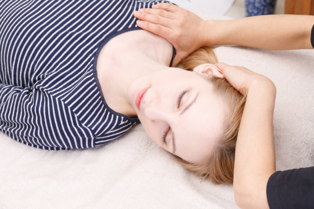 接受按摩的女性图片下载