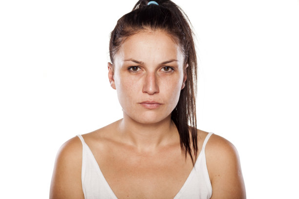 严肃自然的年轻女子摆姿势没有化妆图片下载