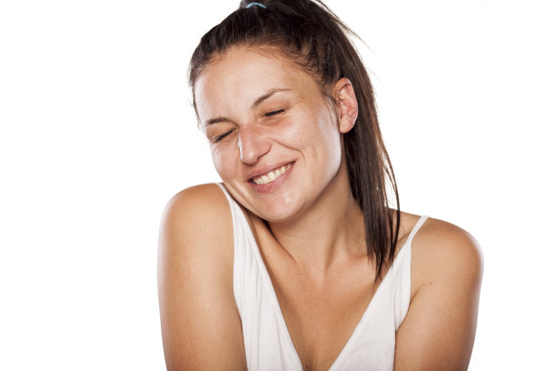 微笑尴尬的女人没有化妆图片下载