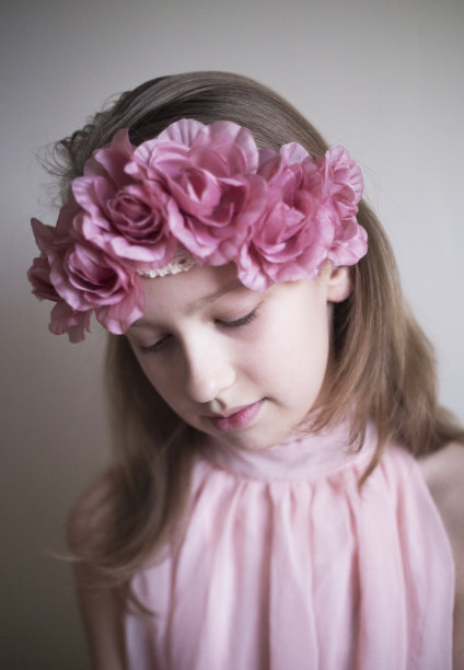 那个戴花冠的女孩图片下载