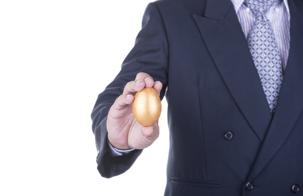 商人展示金蛋。业务概念图片下载
