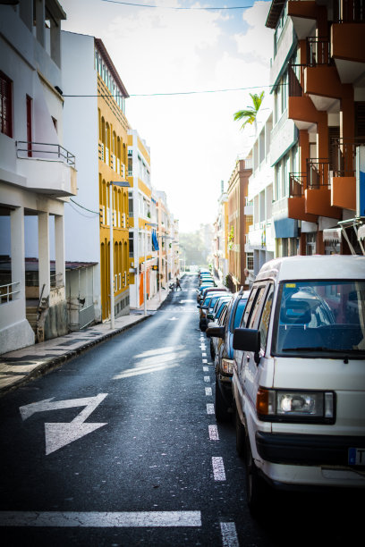 雨后的道路上有汽车图片下载