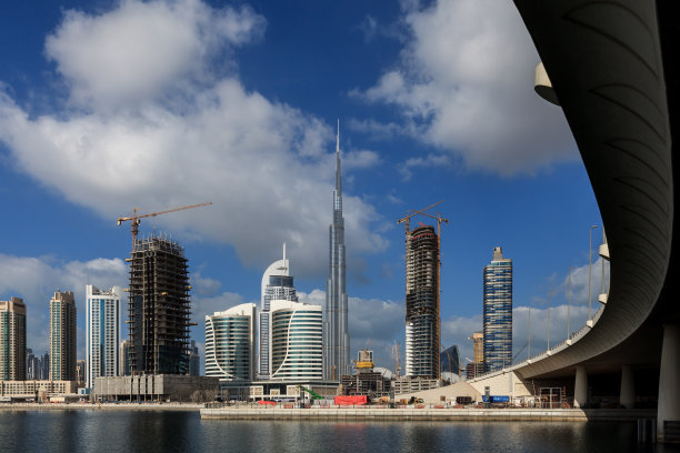 迪拜商业湾和市中心区域的倒影图片下载