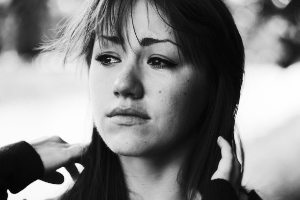 哭泣的女孩试图微笑图片下载