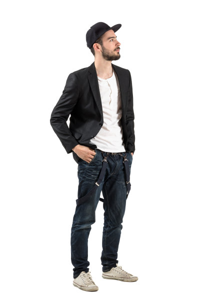 年轻自信的时尚模特戴着棒球帽向上看图片下载