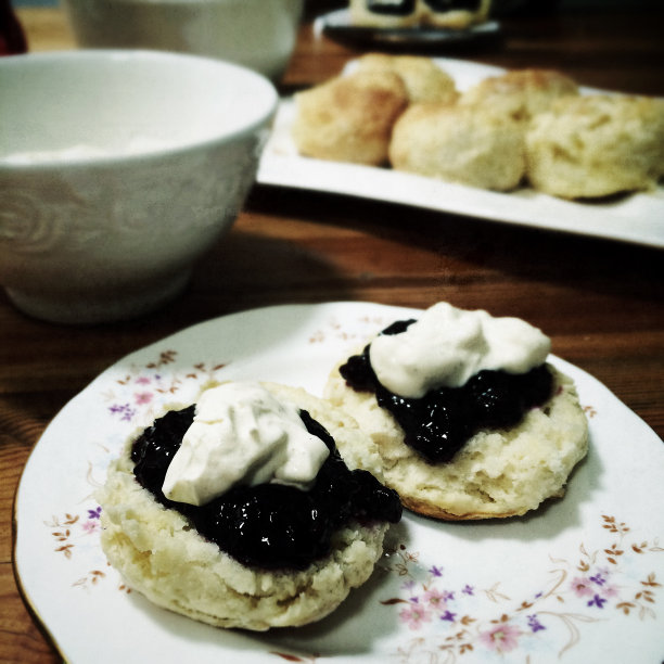 盛有烤饼、果酱和奶油的盘子图片下载