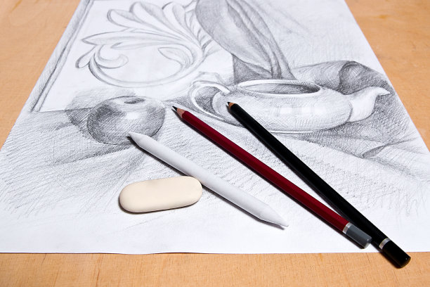 用石墨笔画静物。图片下载