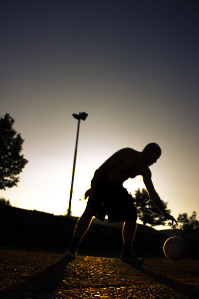 日落时分的街头篮球图片下载