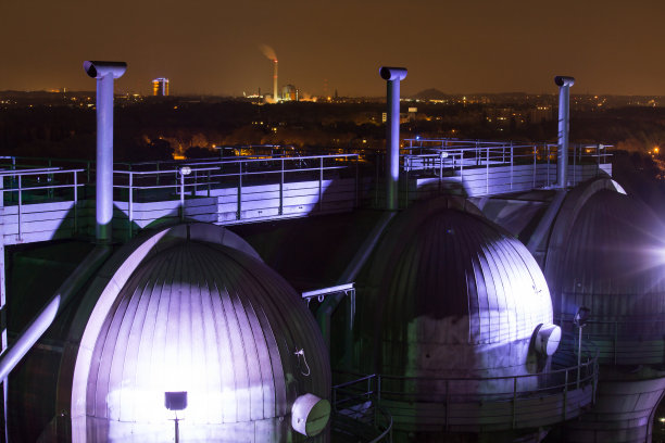 德国杜伊斯堡的Landschaftspark夜间照明图片下载