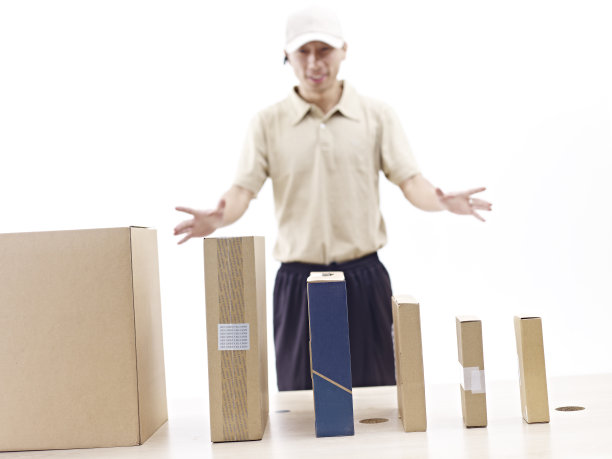 送货员和待送包裹图片下载