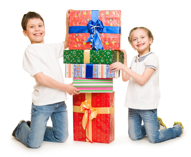 两个孩子拿着礼盒图片下载