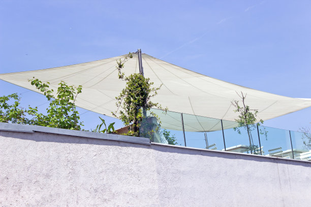 屋顶上有遮阳伞的外部露台图片下载