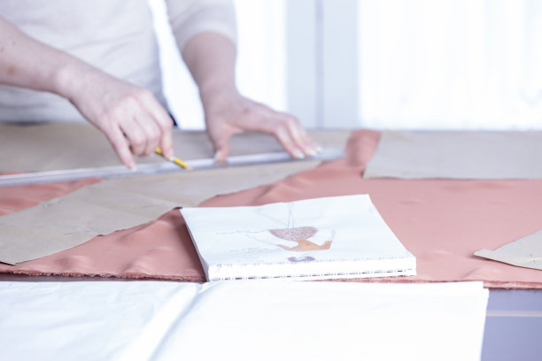 女裁缝用铅笔画画图片下载