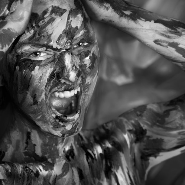 不饱和的肖像情绪化的女人在油漆图片下载