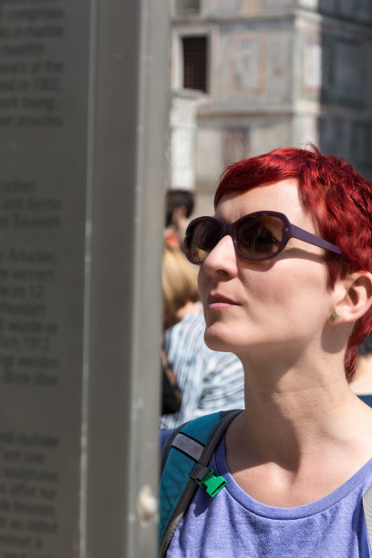 女士在看旅游信息牌图片下载