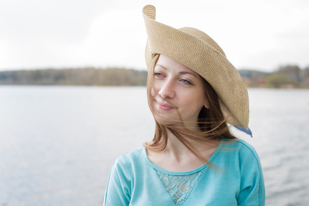 快乐的女孩戴着帽子思考图片下载