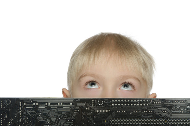 带着主板的金发男孩抬头看图片下载