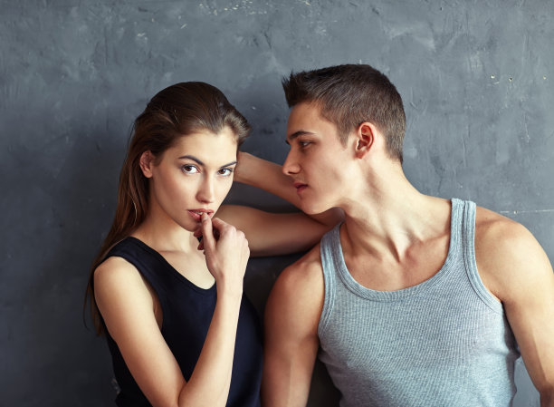 时尚美丽的年轻夫妇图片下载