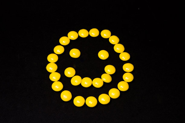 微笑巧克力聪明豆。图片下载