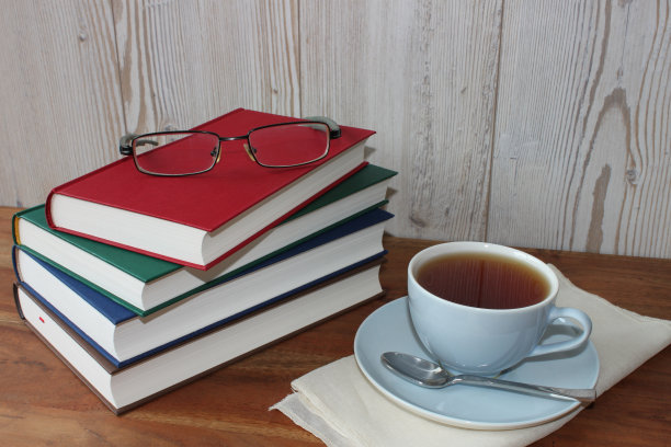 休息时喝咖啡/茶和看书图片下载