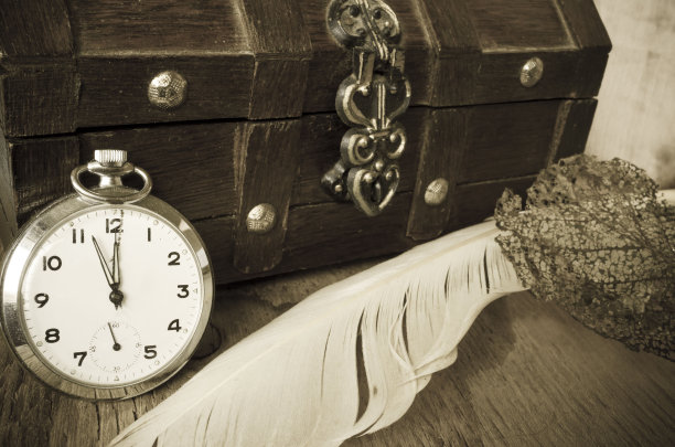 桌子上放着古董图片下载