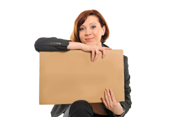 快乐忙碌的女商人拿着空白纸板广告牌图片下载