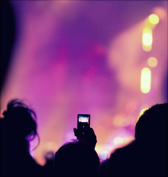 舞台灯光前欢呼的人群-复古照片图片下载