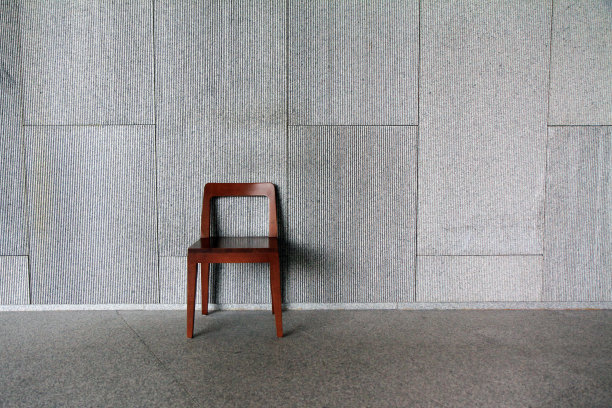 一把椅子靠在墙上图片下载