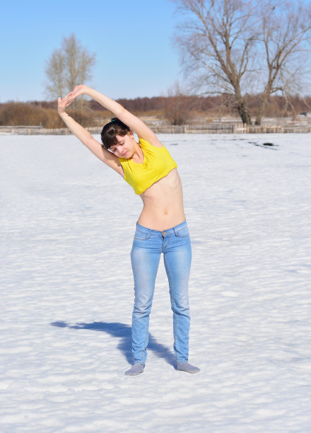 女孩在户外做运动图片下载