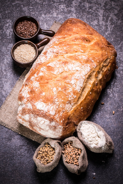 木桌上放着新鲜的面包图片下载