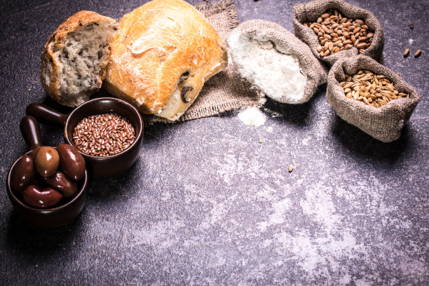 木桌上放着新鲜的面包图片下载