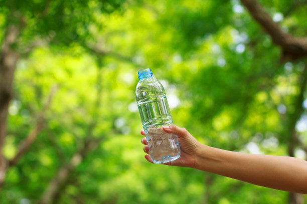 库存照片-女人手拿水瓶图片下载